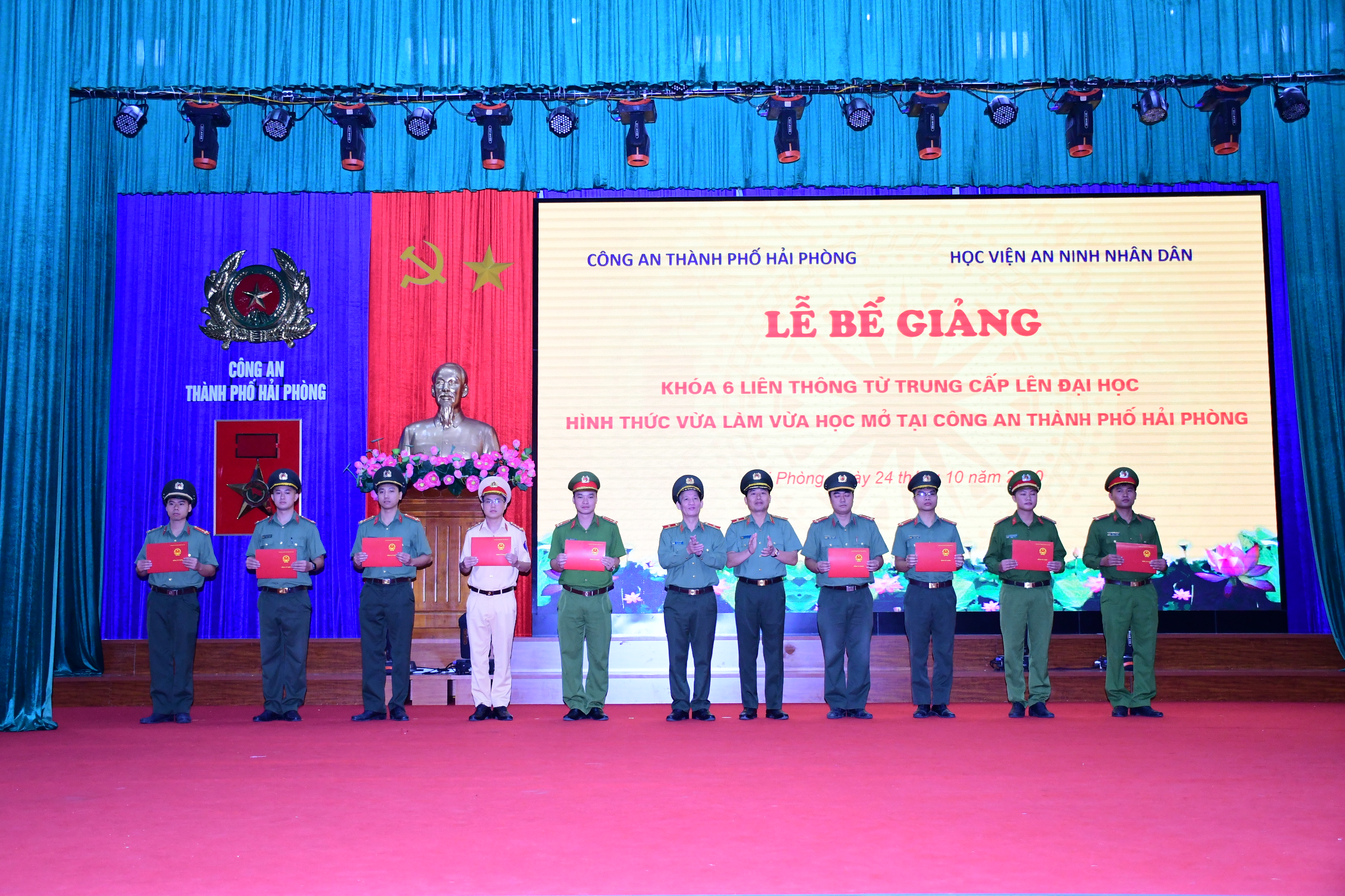 Bế giảng lớp liên thông trung cấp lên đại học chuyên ngành điều tra hình sự